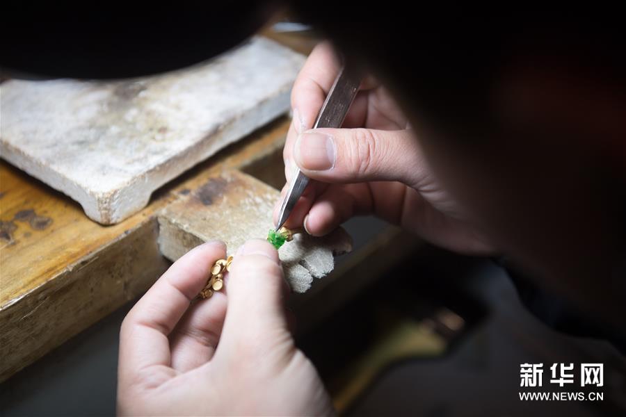 伝統文化と匠の心を受け継ぐアクセサリー工房立ち上げた青年　杭州