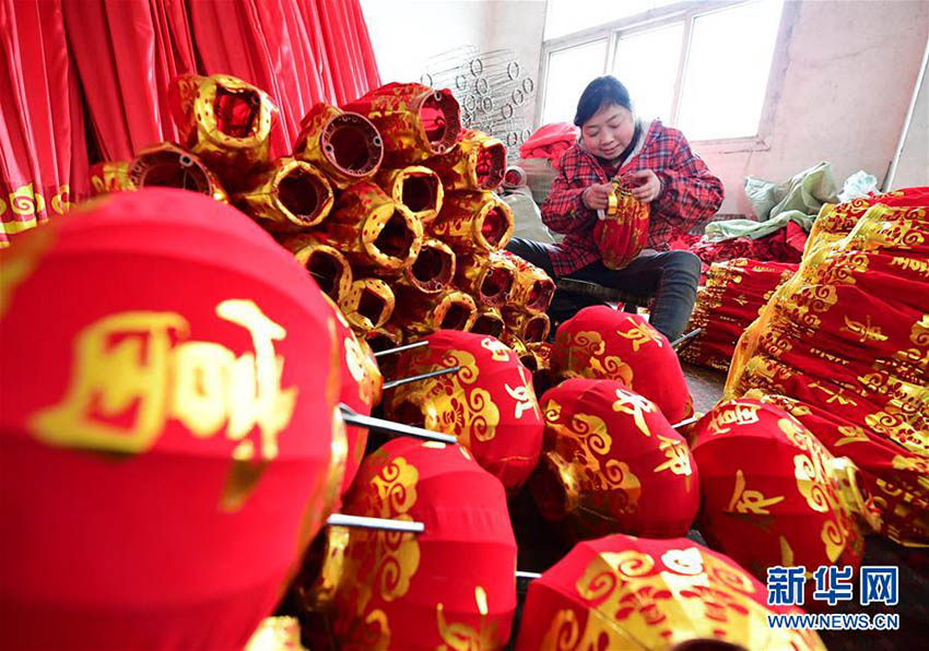 春節用の灯籠生産に勤しむ職人たち　陝西省