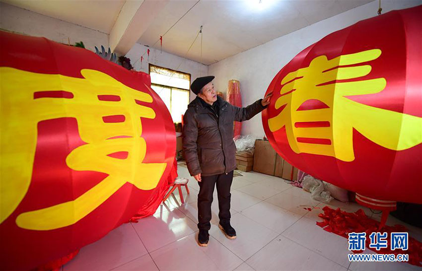 春節用の灯籠生産に勤しむ職人たち　陝西省