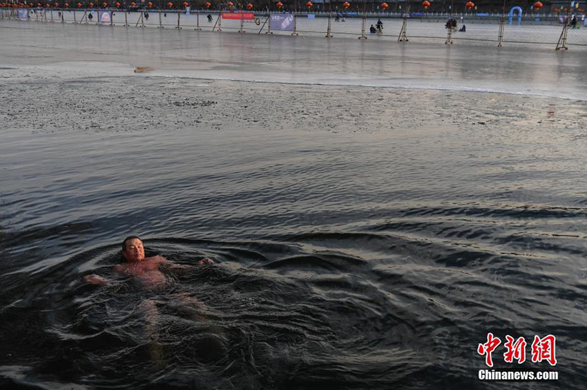厳しい寒さ続く北京市　寒さをものともせず寒中水泳する人も
