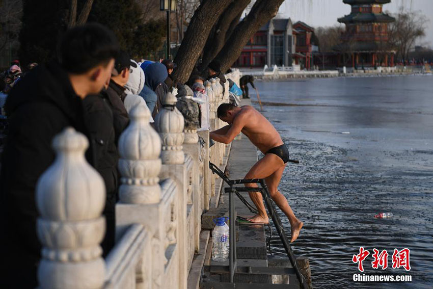 厳しい寒さ続く北京市　寒さをものともせず寒中水泳する人も