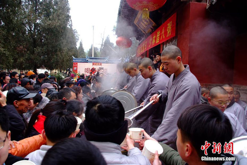 河南省少林寺で「臘八節」の法会、人々に臘八粥を無料配布