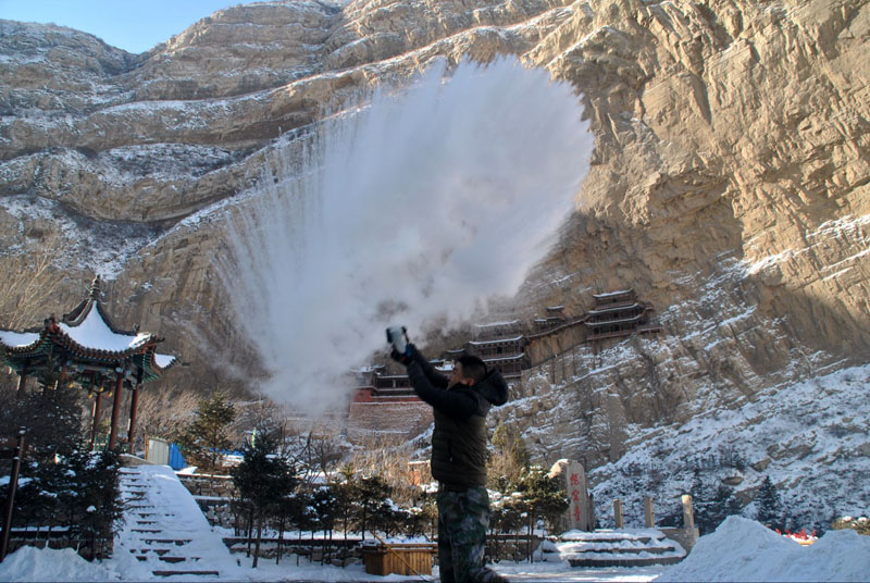 マイナス30度を記録した山西省、懸空寺景勝地では湯が一瞬で凍る寒さ