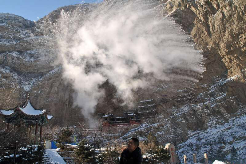 マイナス30度を記録した山西省、懸空寺景勝地では湯が一瞬で凍る寒さ