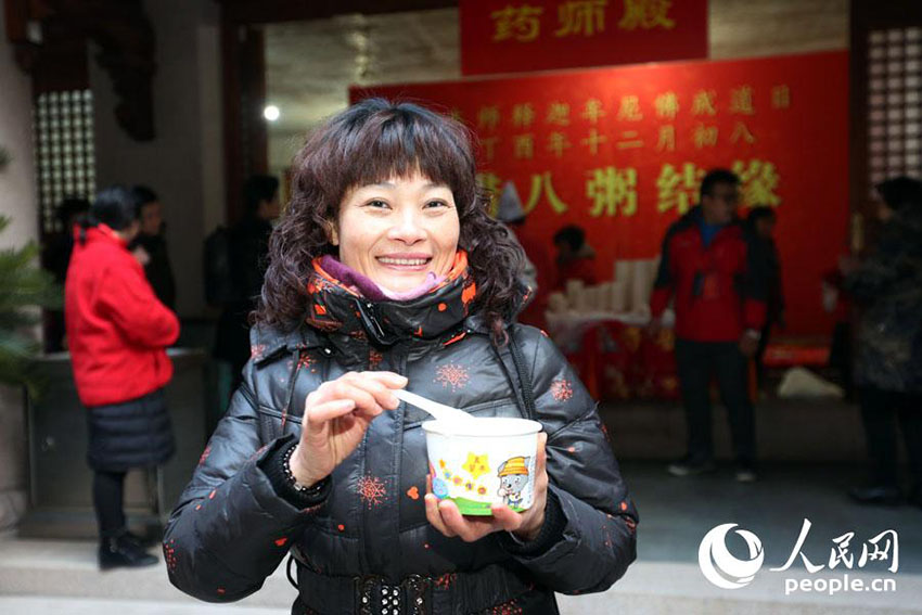 上海市静安寺で臘八粥を無料配布　長蛇の列を作るほどの人気ぶり