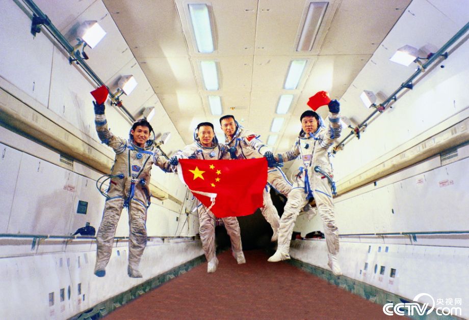 1999年7月26日、ロシアで無重力訓練を受ける宇宙飛行士の潘占春氏と費俊龍氏、翟志剛氏、劉旺氏（撮影・王校鋼）。