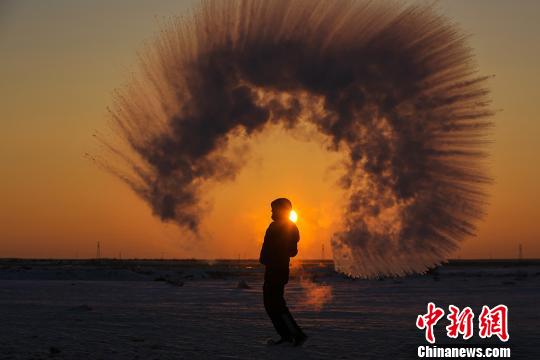 夕日を背に空中に水を撒いて生み出す極寒ならではの絶景　新疆