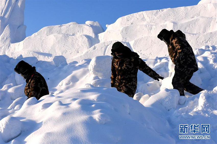極寒の中、国境一帯をパトロールする国境警備隊　黒竜江省