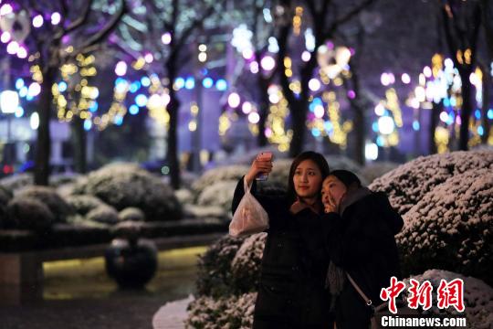 上海で今年初の降雪　市内は北国のような雪景色に