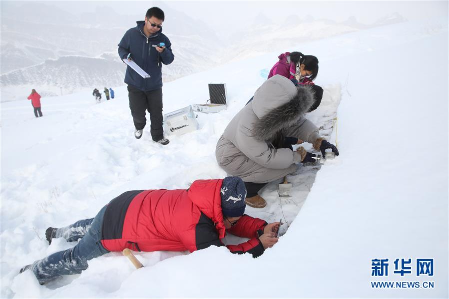 中国科学院が天山中腹の積雪の特徴を調査