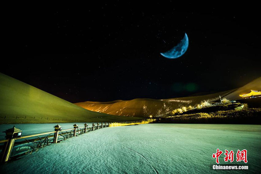 甘粛・敦煌の月牙泉　風情ある砂漠の雪景色