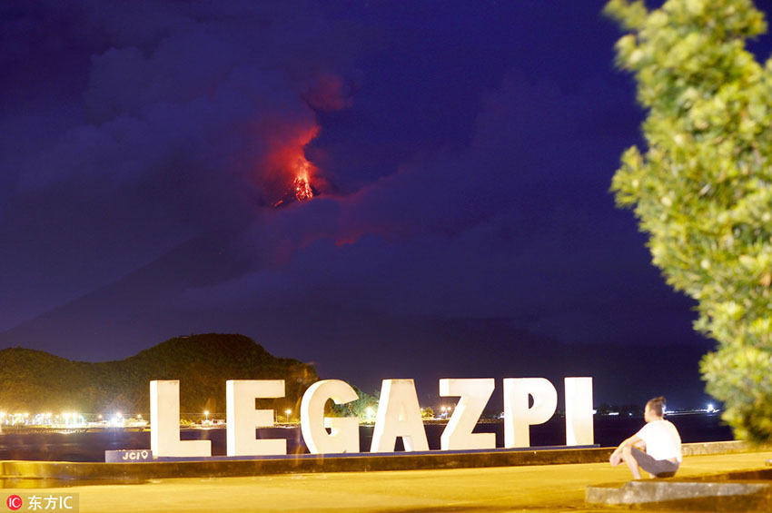 真っ赤なマグマで覆われたフィリピンのマヨン火山　噴火活動は依然継続