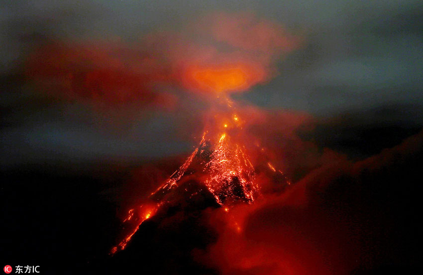 真っ赤なマグマで覆われたフィリピンのマヨン火山　噴火活動は依然継続