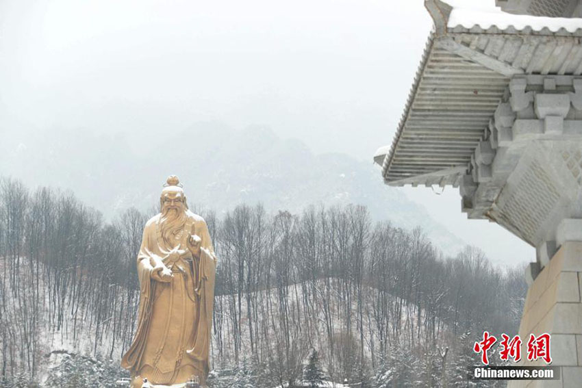「雪化粧」を施された「世界一高い老子銅像」　河南省