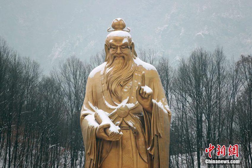 「雪化粧」を施された「世界一高い老子銅像」　河南省