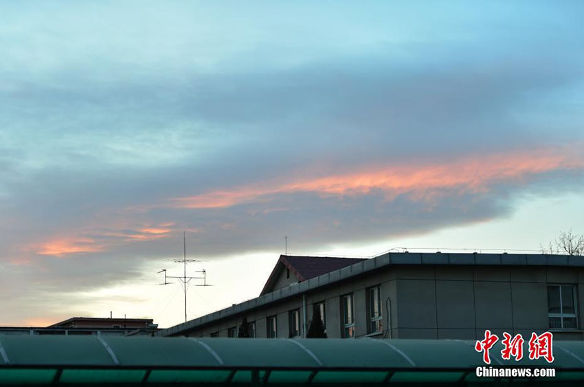 北京の空に現れた鮮やかな夕焼け雲