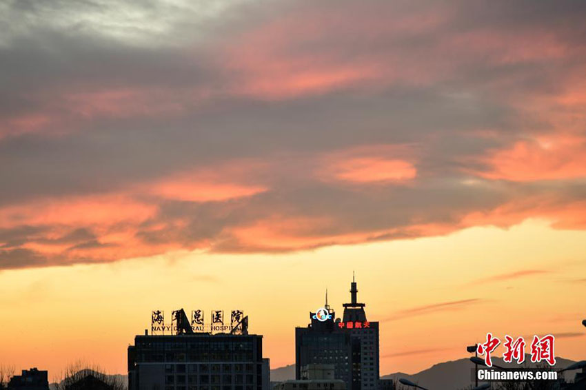 北京の空に現れた鮮やかな夕焼け雲