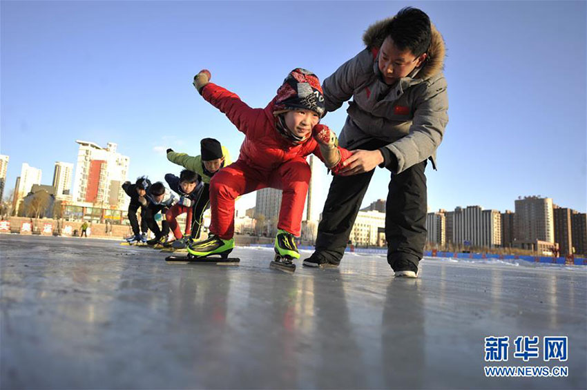 冬休みは氷上で楽しむ　河北省承徳市