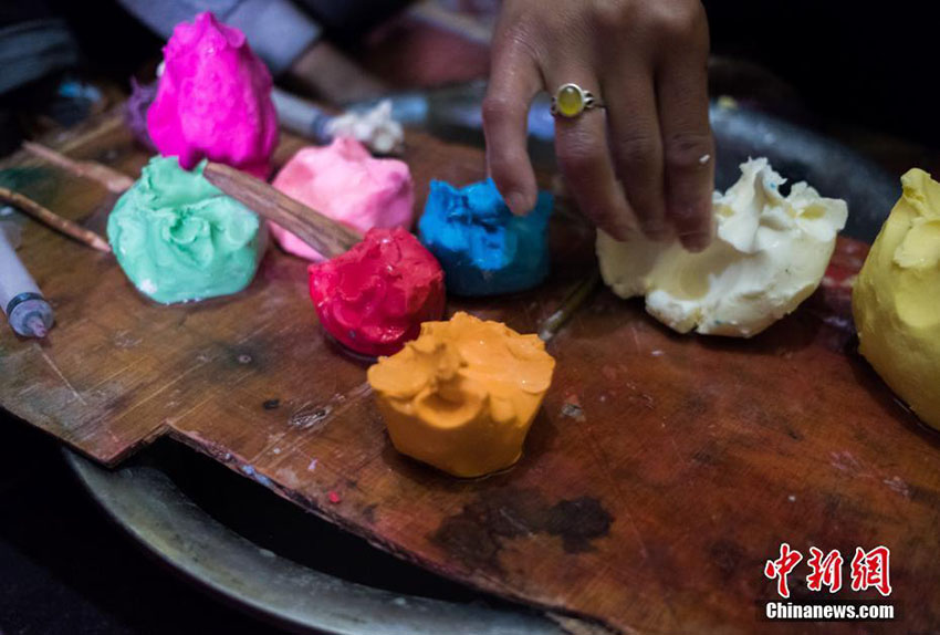 もうすぐチベット暦の新年　伝統工芸の酥油花が市場に並ぶ