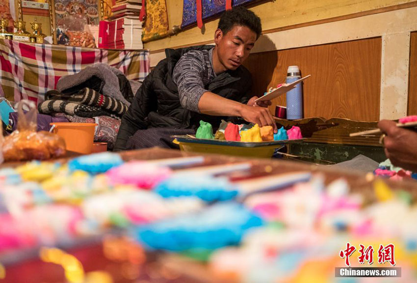 もうすぐチベット暦の新年　伝統工芸の酥油花が市場に並ぶ