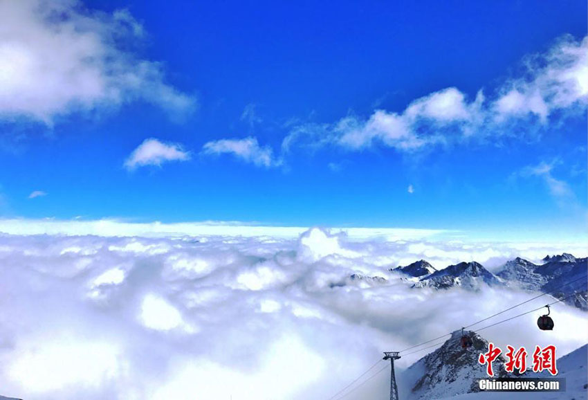 達古氷山の頂上に雲海の景色が再び出現　四川省