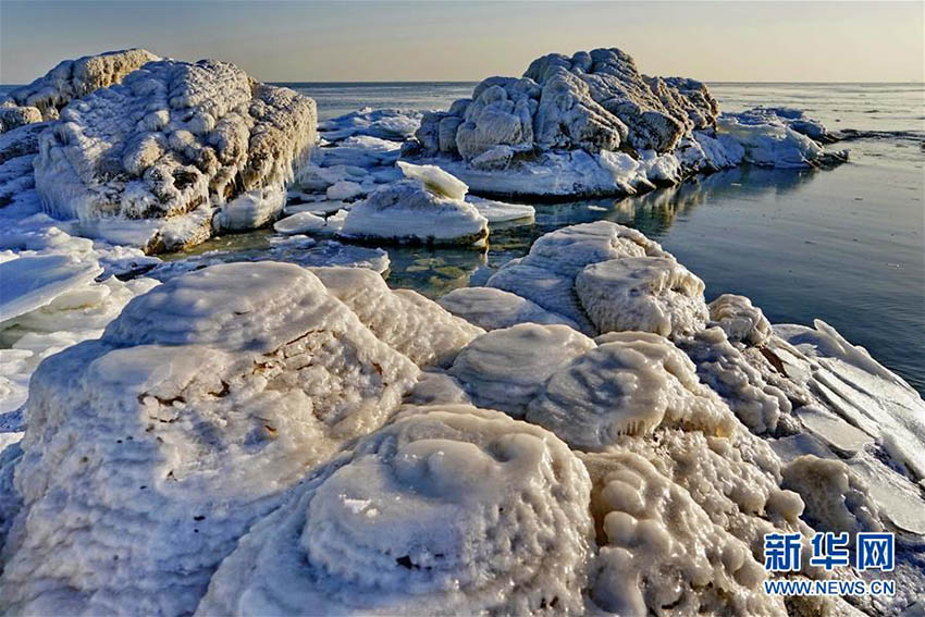 秦皇島市の海岸線沿いで海面凍結　氷の海と化す