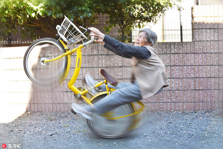 日本の90歳のおばあちゃんの爆笑自撮り写真が話題に