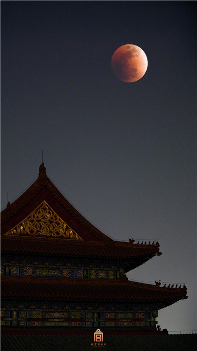 紫禁城の上に浮かぶ赤い月　北京市