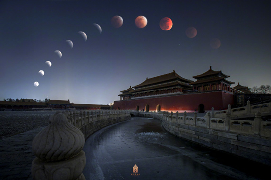 紫禁城の上に浮かぶ赤い月　北京市