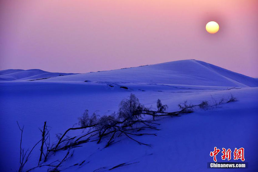 絶景・雪化粧をまとったタクラマカン砂漠　新疆