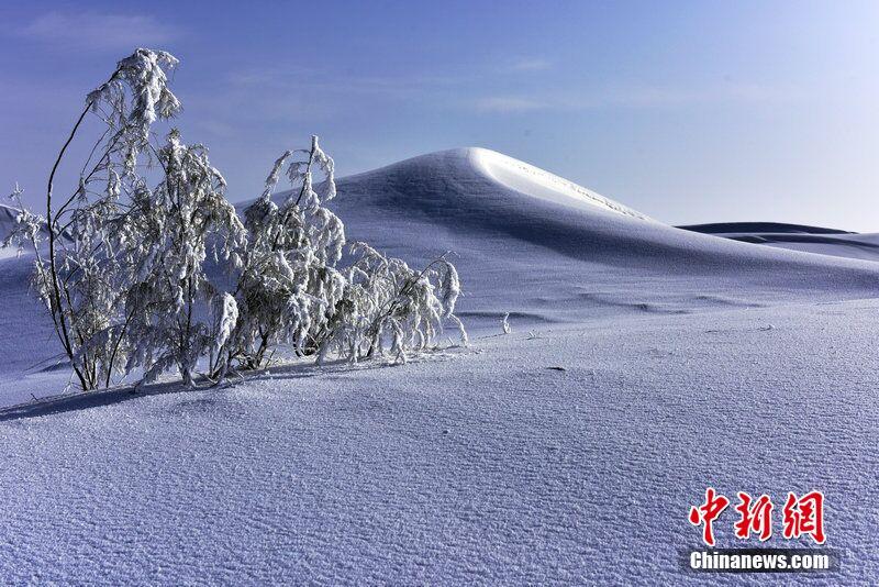 絶景・雪化粧をまとったタクラマカン砂漠　新疆