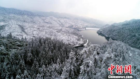 四川の古藺県の山が雪化粧　絵に描いたような絶景広がる