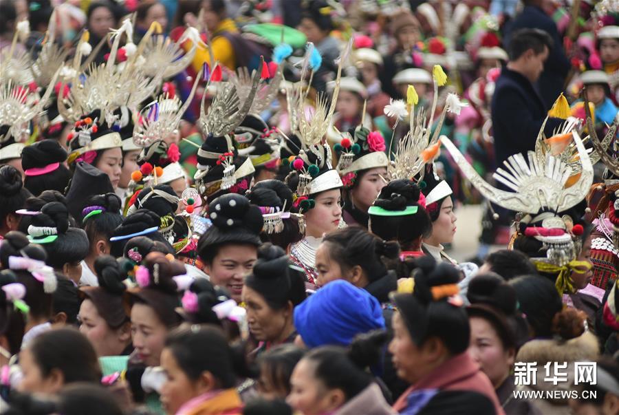 貴州省、ミャオ族の女性が伝統の踊りで立春祝う