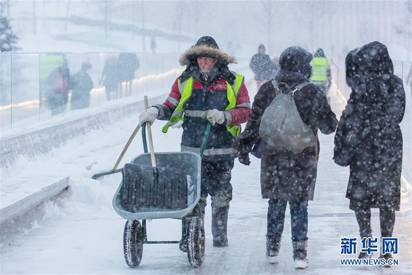 モスクワで連日の大雪　州知事が緊急作業モードを発令