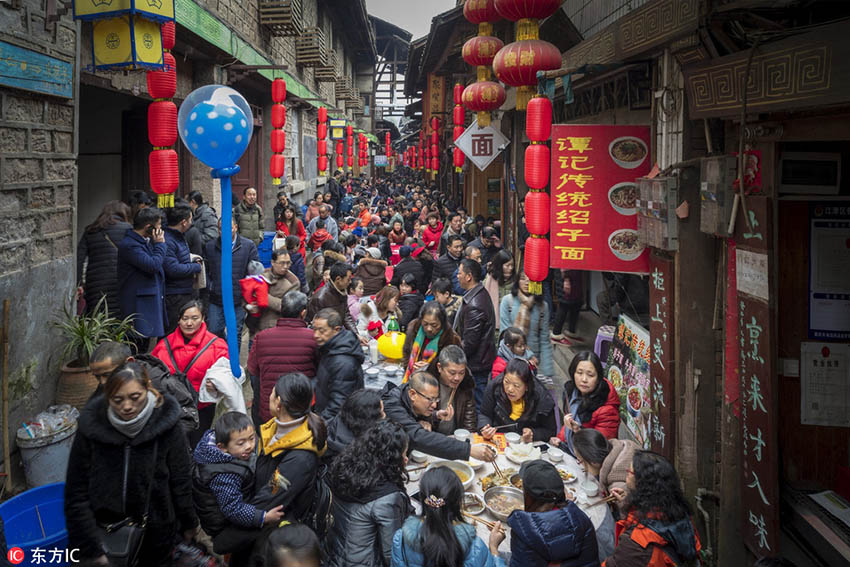 重慶市の中山古鎮で「千米長宴」開催