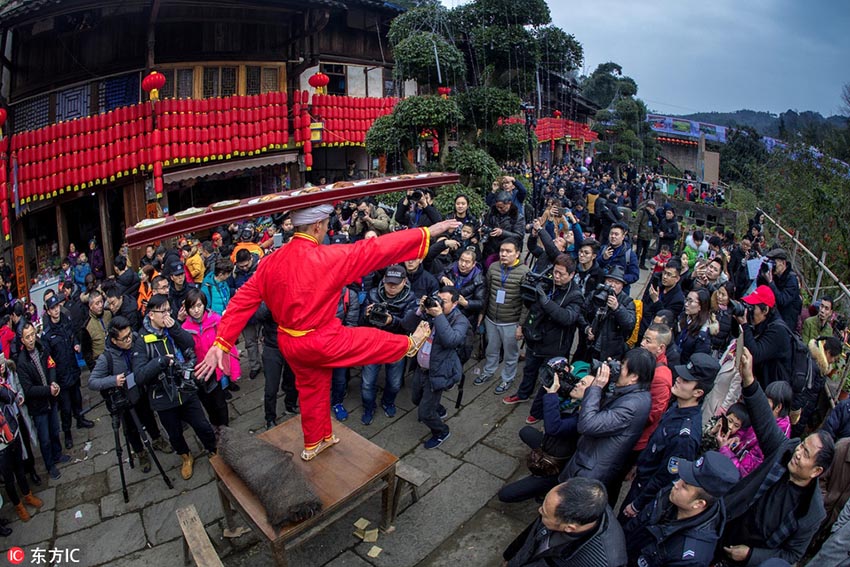 重慶市の中山古鎮で「千米長宴」開催