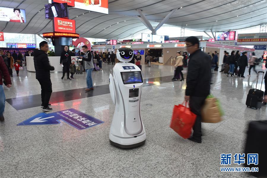 警官ロボットが深セン北駅に登場　広東省