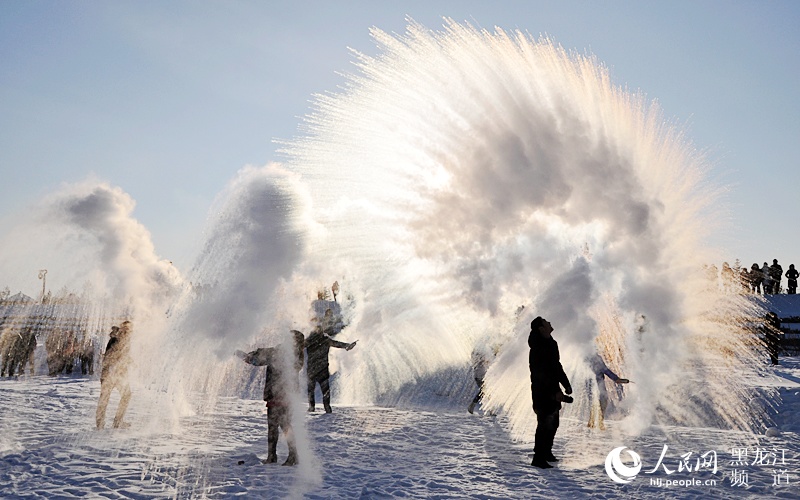 極寒の黒竜江省で千人が空中に水をまき、一瞬で凍りつく瞬間楽しむ