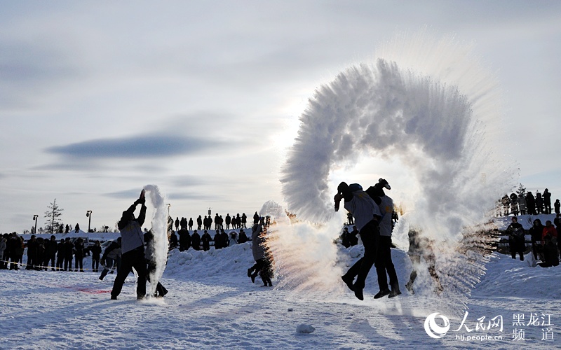 極寒の黒竜江省で千人が空中に水をまき、一瞬で凍りつく瞬間楽しむ