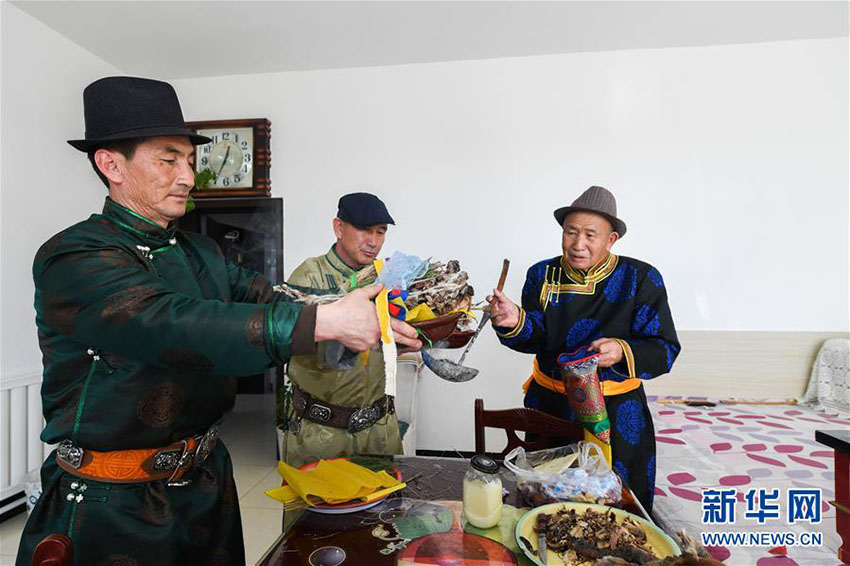 モンゴル族の「小年」を祝う伝統行事　内蒙古自治区