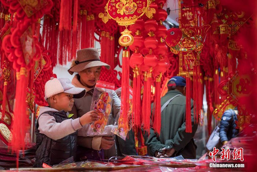 年越しの雰囲気高まる古都ラサ市　チベット自治区