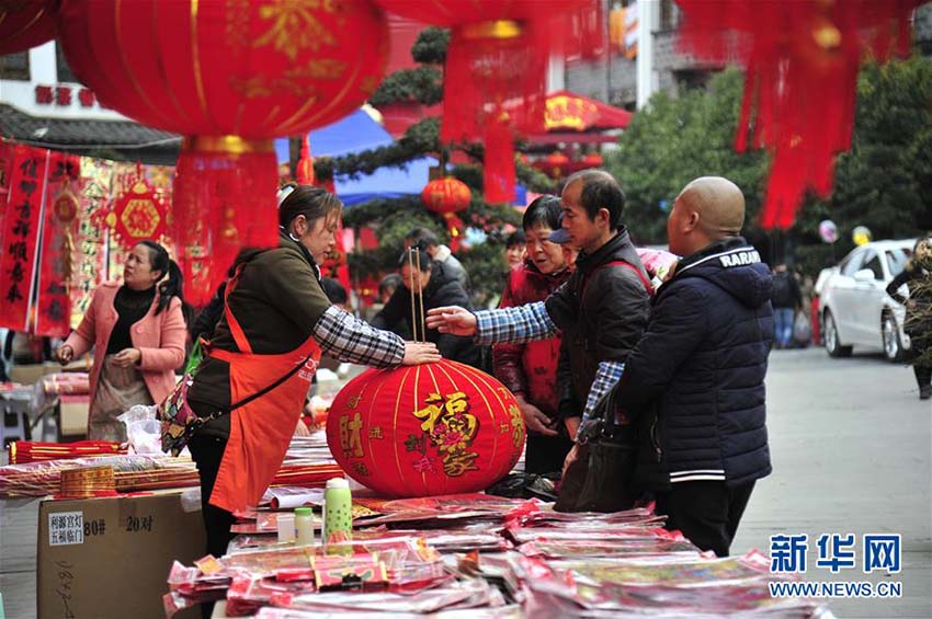 街中にあふれる赤色の装飾　春節のお祝いムードに包まれる中国各地