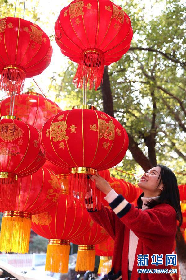 街中にあふれる赤色の装飾　春節のお祝いムードに包まれる中国各地