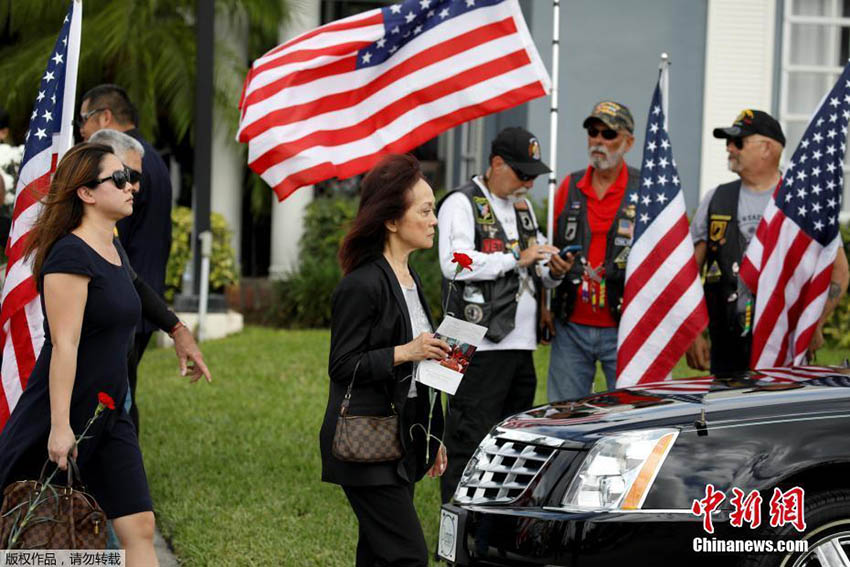 米フロリダの高校銃乱射で犠牲となった中国系米国人少年、軍葬で見送る