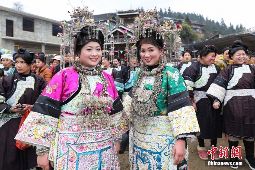 貴州トン族の女性たちが美しく着飾る交流イベント「吃相思」