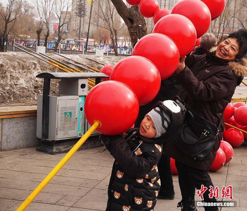 吉林省の公園に巨大な「糖葫蘆」登場　市民に人気の撮影アイテムに