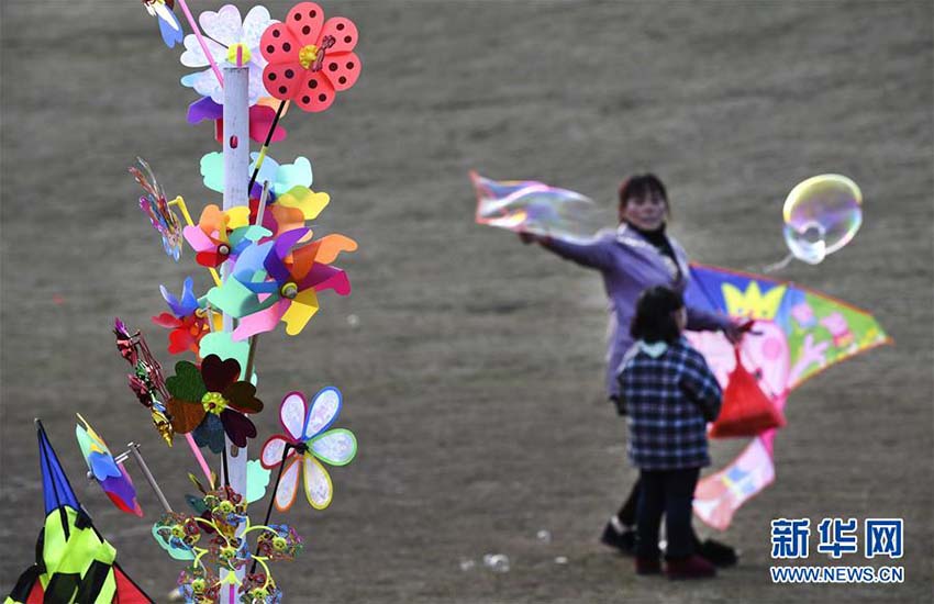 久々の晴天となった安徽省　暖かい陽気を浴びながら遊ぶ市民