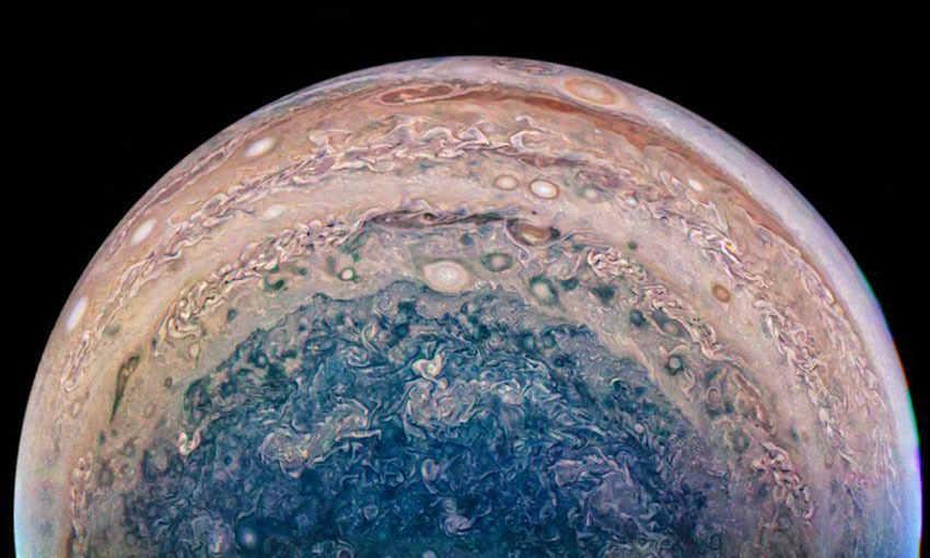 青く渦巻く姿が人々を魅了、木星の南極を撮影した画像公開