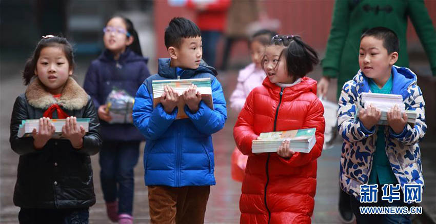 中国各地で新学期スタート　新しい教科書を配布される子供たち