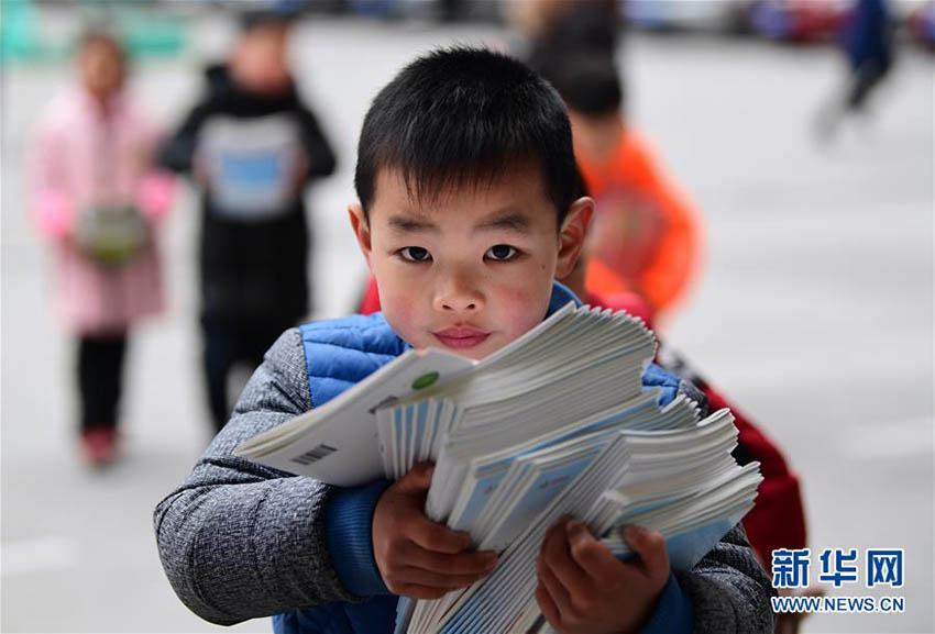 中国各地で新学期スタート　新しい教科書を配布される子供たち